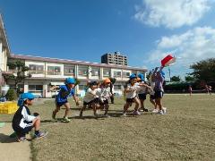 かけっこで遊ぶ様子