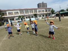 芝生で踊る様子