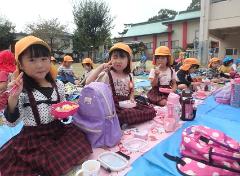 芝生で弁当を食べる様子