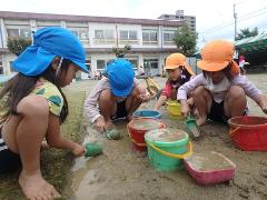 泥遊びを楽しむ様子