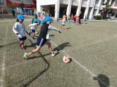 芝生でサッカーを楽しむ様子（2）