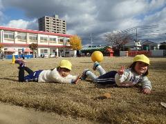 芝生で寝転ぶ子どもたち