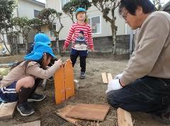 木を組み合わせる様子