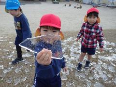 氷で遊ぶ様子