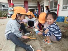 未就園児と遊ぶ様子