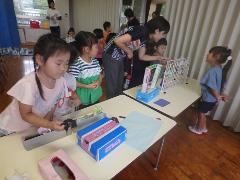 水族館で遊ぶ様子