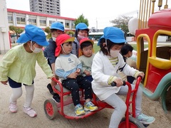 異年齢で遊ぶ様子