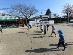 大繩遊びを楽しむ様子