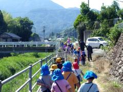 小学生と歩く