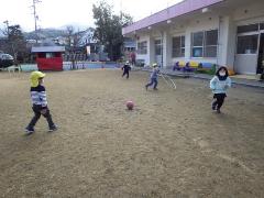 園庭で遊ぶ