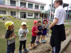 小学校の先生とお話中