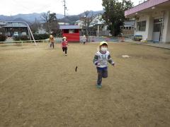 芝生で遊ぶ様子