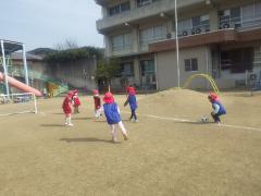 芝生でサッカー