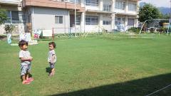 芝生で遊ぶ在園児