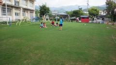 芝生で遊ぶ小学生