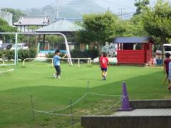 芝生で遊ぶ小学生