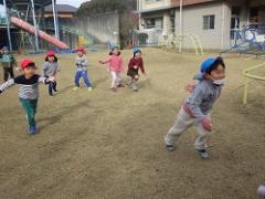 芝生で遊ぶ幼児