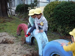 遊具で遊ぶ幼児