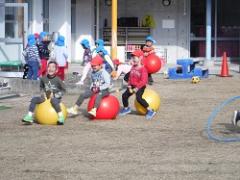 園庭で遊ぶ幼児