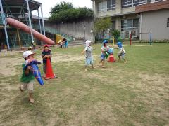 芝生で遊んでいる様子