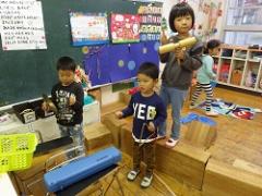 楽器で遊ぶ幼児たち
