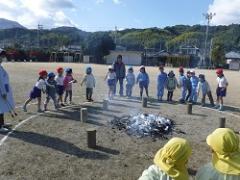 焼き芋をする幼児と児童