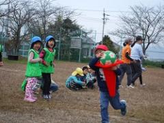 ボール運び競争をする幼児