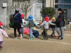 わらべ歌遊びを楽しむ幼児