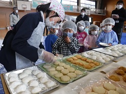 餅をもらう幼児