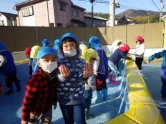 氷で遊ぶ幼児