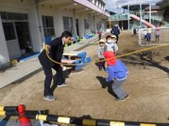 長縄跳びをする幼児