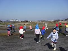 園外で遊ぶ幼児