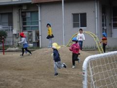 追いかけっこをする幼児