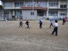 サッカーをする子供たち