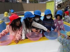 氷遊びをする幼児