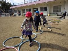 ケンケンパーをする幼児