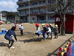 長縄跳びをする幼児