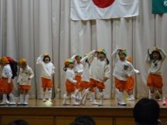 踊りを披露する幼児