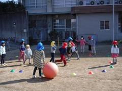 ボール遊びをする幼児