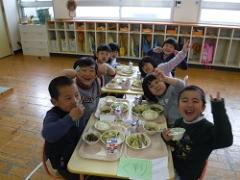 給食を食べる幼児