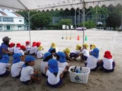 小学生を応援している幼児