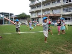 芝生でかけっこをする幼児