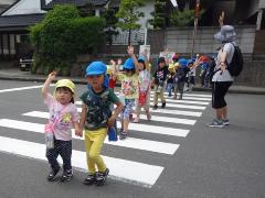 横断歩道を渡っている所