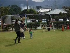 芝生園庭で遊ぶ未就園児親子