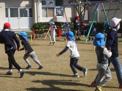 小学生と遊ぶ様子