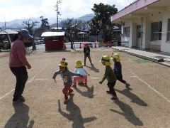 転がしドッジボールをする幼児