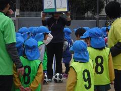 サッカーをする幼児