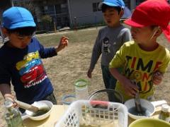 色水遊びをする幼児