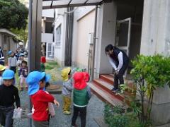 小学校教諭と話す幼児