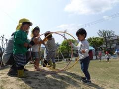 園庭で遊ぶ3歳児